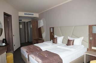 Отель Hotel Infinity & Spa Park Velingrad Велинград Двухместный номер с 1 кроватью или 2 отдельными кроватями и балконом (для 2 взрослых)-2