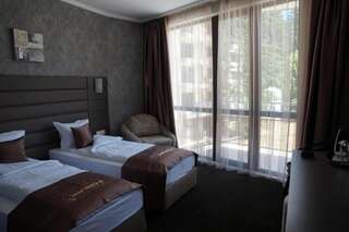 Отель Hotel Infinity & Spa Park Velingrad Велинград Двухместный номер с 1 кроватью или 2 отдельными кроватями и балконом (для 2 взрослых)-3